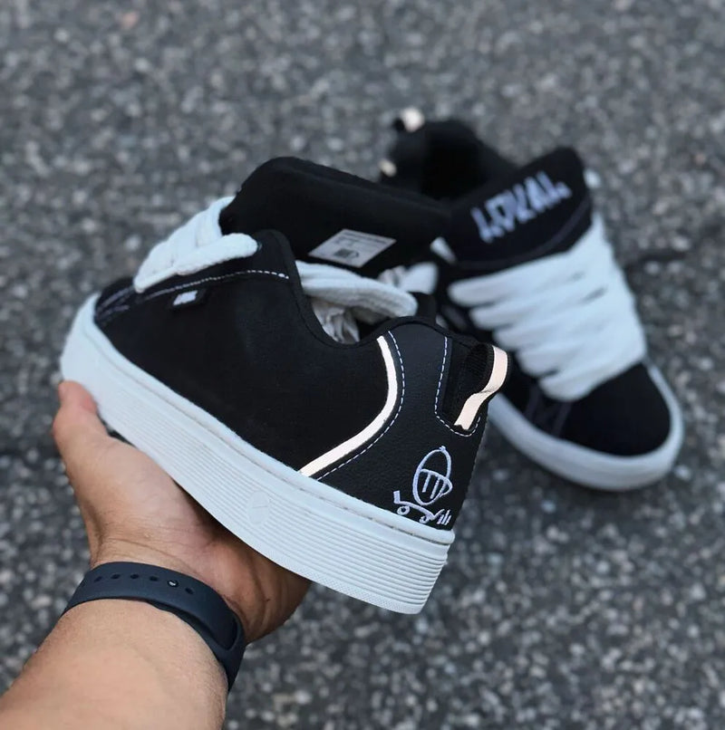 Tênis lokal tag preto branco refletivo prata